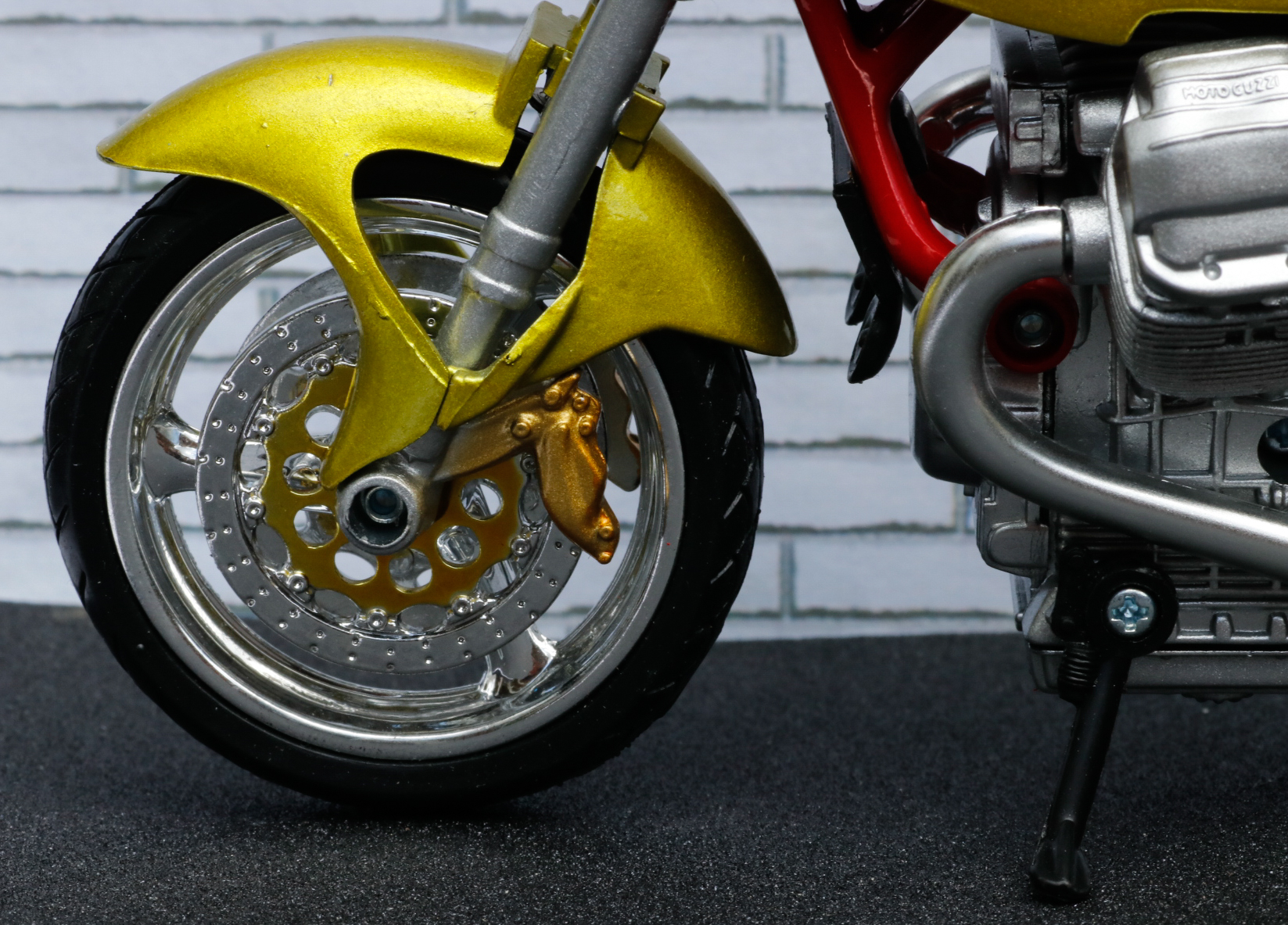 New Ray 1-12 Moto Guzzi V11 Sport